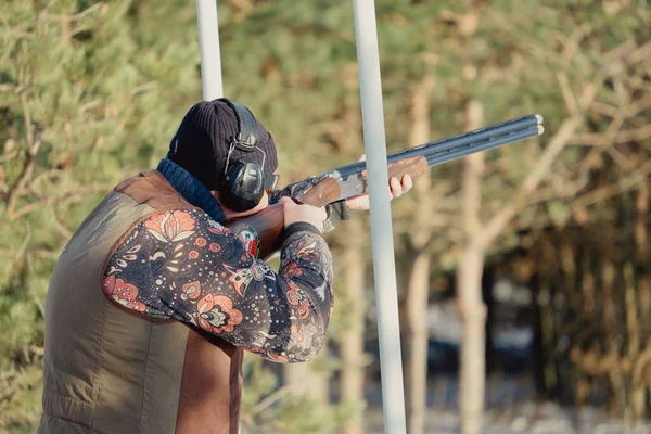 Trap Nebo Skeet Střelba Sportovec Maskovacích Oděvech Střílí Brokovnice Hliněný — Stock fotografie