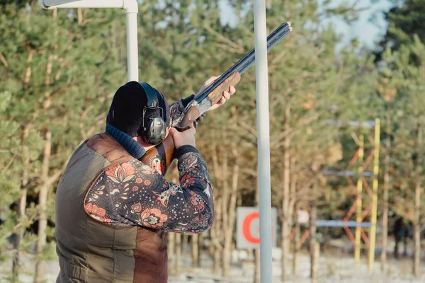 Armadilha Tiro Skeet Desportista Roupas Camuflagem Tiros Uma Espingarda Pombo — Fotografia de Stock