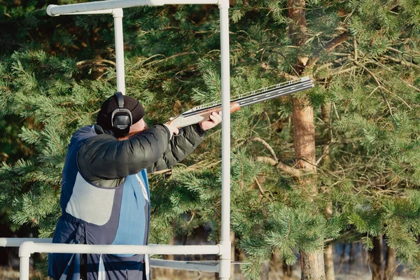 Armadilha Tiro Skeet Desportista Roupas Camuflagem Tiros Uma Espingarda Pombo — Fotografia de Stock