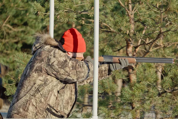 Csapda Vagy Skeet Lövés Sportoló Álcázó Ruhák Egy Shotgun Agyag — Stock Fotó