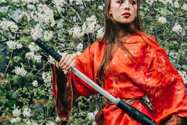 Young Girl Traditional Kimano Blooming Garden Samurai Japanese Sword Katana — Stock Photo, Image