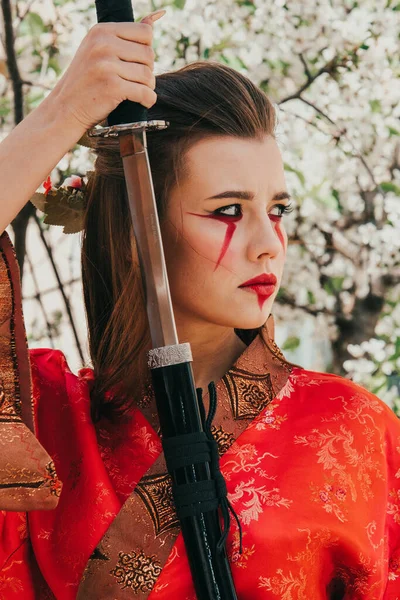 Młoda Dziewczyna Tradycyjnym Kimano Kwitnącym Ogrodzie Samurajem Japoński Miecz Katana — Zdjęcie stockowe
