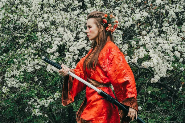 Young Girl Traditional Kimano Blooming Garden Samurai Japanese Sword Katana — Stock Photo, Image