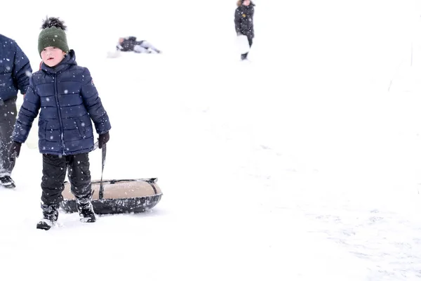 Ein Kleiner Hübscher Junge Dunklen Overalls Rutscht Eine Eisrutsche Hinunter — Stockfoto