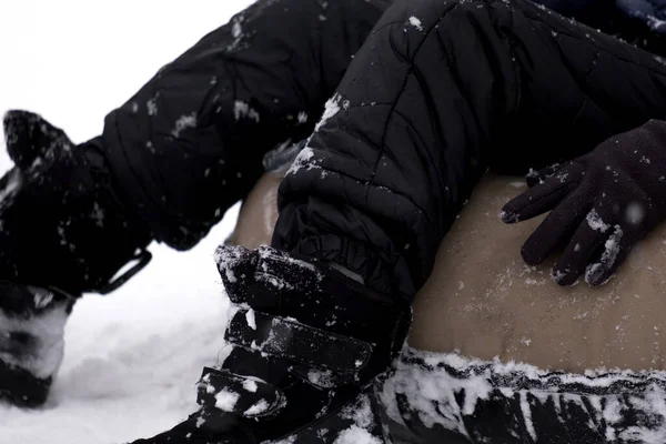 Egy Csinos Kisfiú Sötét Overálban Lecsúszik Egy Jégcsúszdán Téli Gyerekjátékokon — Stock Fotó