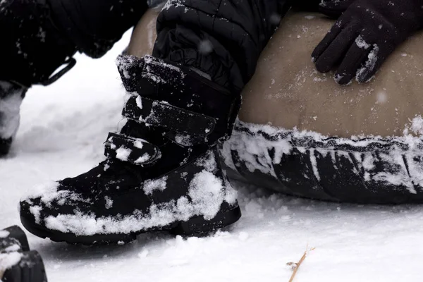 Egy Csinos Kisfiú Sötét Overálban Lecsúszik Egy Jégcsúszdán Téli Gyerekjátékokon — Stock Fotó