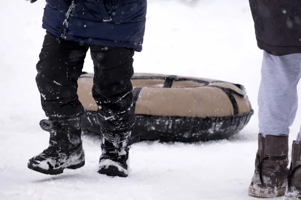 Petit Joli Garçon Salopette Sombre Glisse Sur Toboggan Des Jeux — Photo