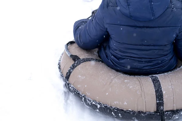 Ein Kleiner Hübscher Junge Dunklen Overalls Rutscht Eine Eisrutsche Hinunter — Stockfoto