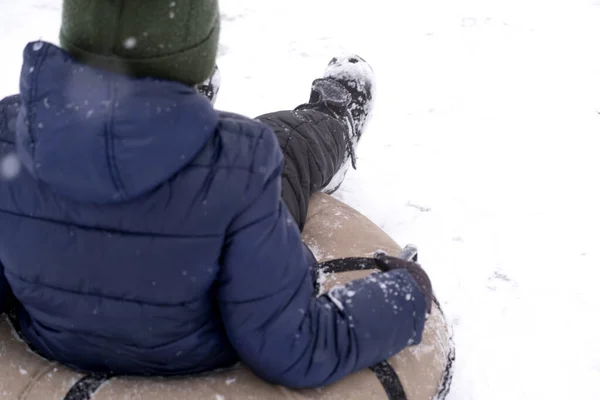 Petit Joli Garçon Salopette Sombre Glisse Sur Toboggan Des Jeux — Photo