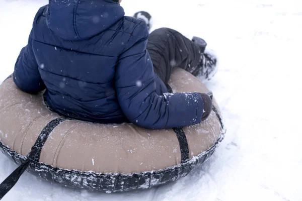 Petit Joli Garçon Salopette Sombre Glisse Sur Toboggan Des Jeux — Photo