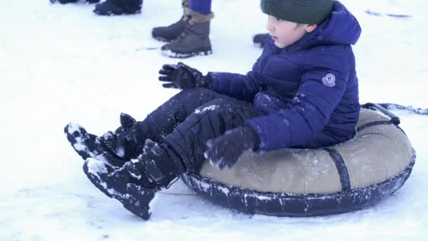 Маленький Симпатичний Хлопчик Темному Комбінезоні Ковзає Льоду Зимові Дитячі Ігри — стокове відео