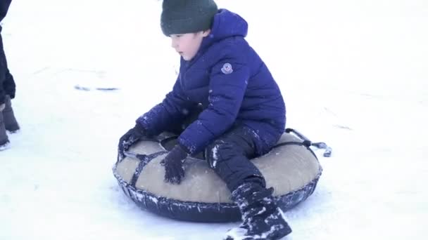 Liten Söt Pojke Mörk Overall Glider Ner För Isbana Vinterlekar — Stockvideo