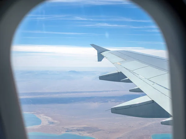 雲と空の上の空中ビュー インスピレーションの概念 空路で自由旅行 サンゴと飛行機から熱帯の海への眺め ターボジェットエンジン 輸送4K 旅客用航空バス — ストック写真