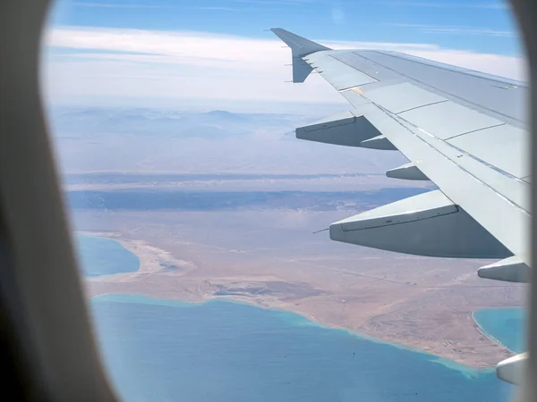 雲と空の上の空中ビュー インスピレーションの概念 空路で自由旅行 サンゴと飛行機から熱帯の海への眺め ターボジェットエンジン 輸送4K 旅客用航空バス — ストック写真