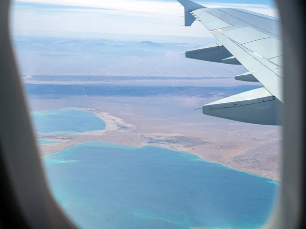 雲と空の上の空中ビュー インスピレーションの概念 空路で自由旅行 サンゴと飛行機から熱帯の海への眺め ターボジェットエンジン 輸送4K 旅客用航空バス — ストック写真