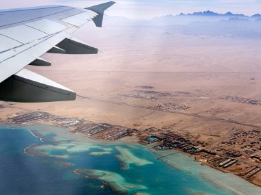 Bulutların ve gökyüzünün üstündeki hava manzarası, ilham konsepti. Özgürce uçmak. Uçuş, mercanlarla birlikte uçaktan tropikal denize görüş. Turbo-jet uçak motoru, nakliye 4K. Yolcu otobüsü