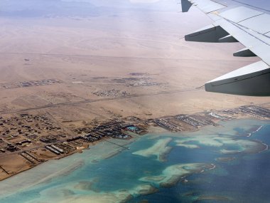 Bulutların ve gökyüzünün üstündeki hava manzarası, ilham konsepti. Özgürce uçmak. Uçuş, mercanlarla birlikte uçaktan tropikal denize görüş. Turbo-jet uçak motoru, nakliye 4K. Yolcu otobüsü