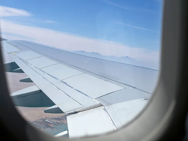 雲と空の上の空中ビュー インスピレーションの概念 空路で自由旅行 サンゴと飛行機から熱帯の海への眺め ターボジェットエンジン 輸送4K 旅客用航空バス — ストック写真
