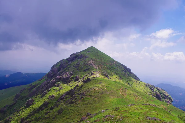 Moln runt bergets topp av kinesiska nanling åsen — Stockfoto