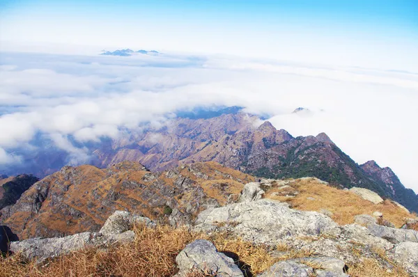 Clouds around the top of high mountain — Stock Photo, Image