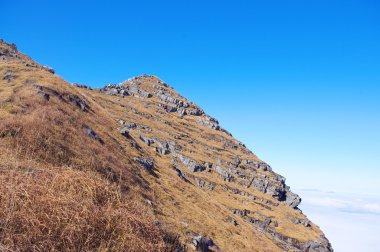 yüksek dağın tepesine