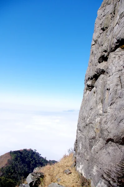 Tebing puncak gunung di punggung bukit cina — Stok Foto