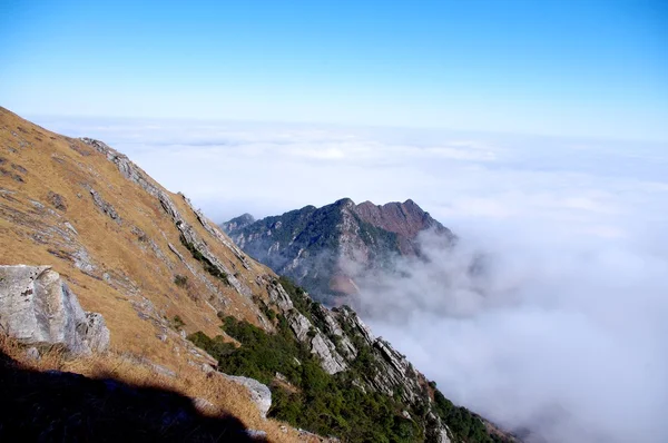 Ridge e mar de nuvens — Fotografia de Stock