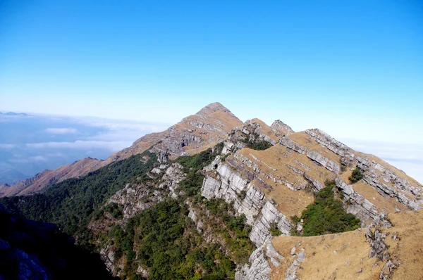 yüksek dağın tepesine