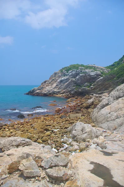 Cliff de beira-mar sob o céu bule — Fotografia de Stock