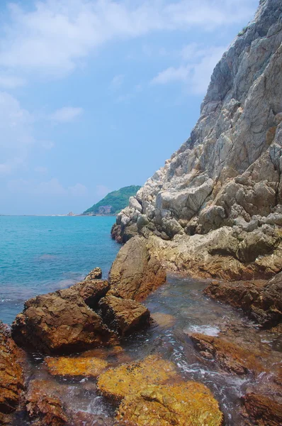 Playa con grandes rocas en China —  Fotos de Stock