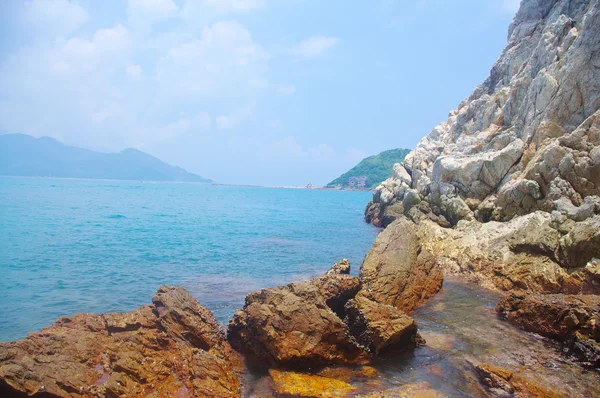 Mare con grandi rocce in Cina — Foto Stock