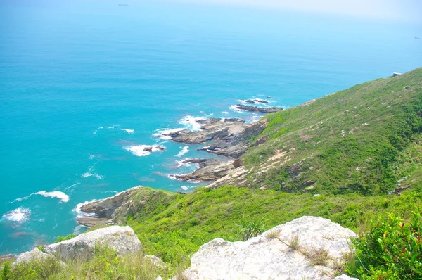 Scogliera di mare sotto il cielo bule — Foto Stock