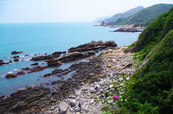 Aan zee met grote rotsen bij china — Stockfoto