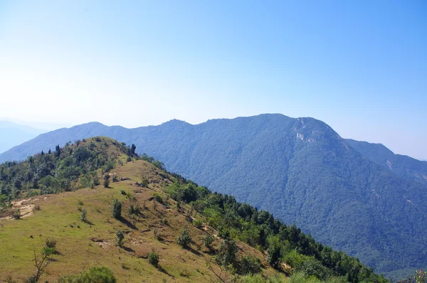 Paisagem na ponta da montanha com grande — Fotografia de Stock