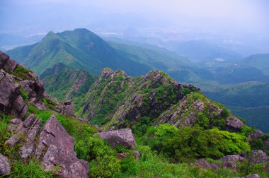 dağın tepesinde kaya