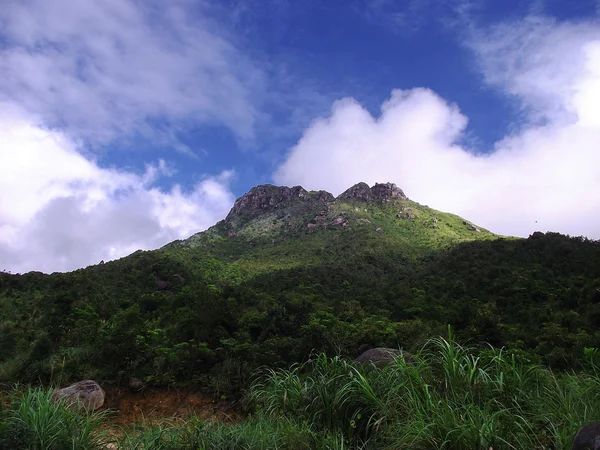 Montagne avec une grande falaise à l'été de la Chine — Photo