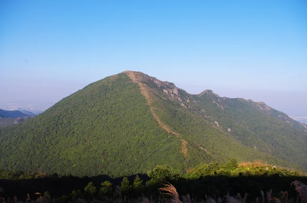 Bekijken van de spijkeren bergrug van china op zomer — Stockfoto