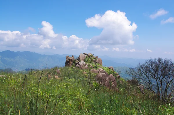 Kayaların üzerinde Çince nanning ridge Dağları — Stok fotoğraf