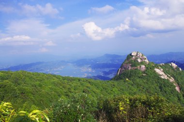 kayaların üzerinde Çince nanning ridge Dağları