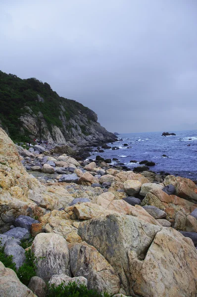 Havet med stora stenar på Kina — Stockfoto