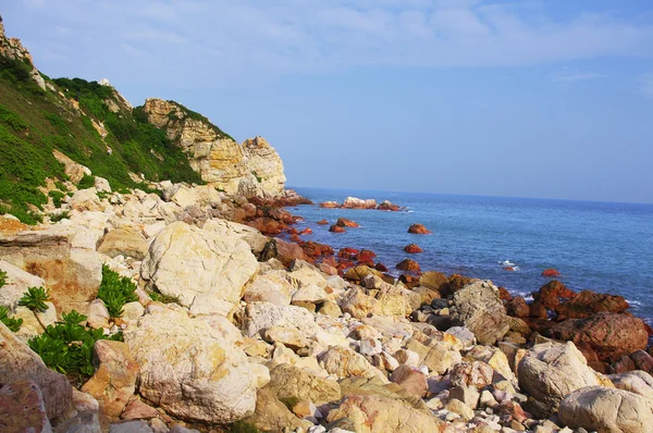 Playa con grandes rocas en China —  Fotos de Stock