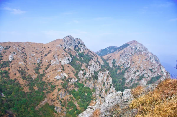 Dağın yüksek tepe — Stok fotoğraf