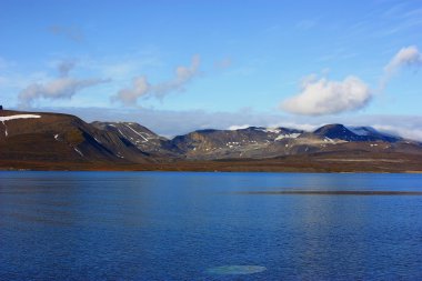 mavi deniz ve dağlar