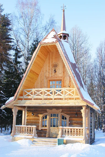 Dom w lesie zimą — Zdjęcie stockowe