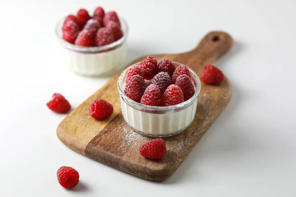 Panna cotta dolce italiano con lamponi su sfondo bianco. — Foto Stock