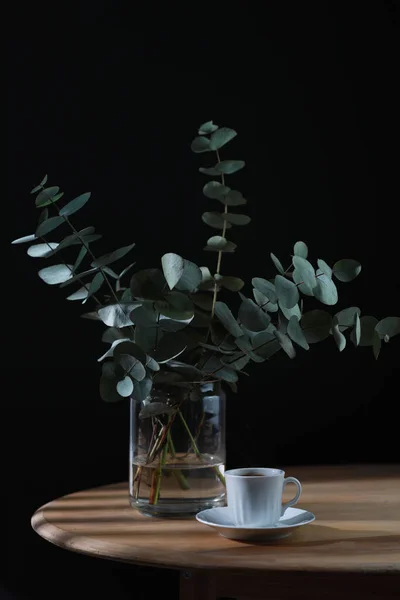 Tasse de café et bouquet d'eucalyptus sur table en bois. Espace de copie — Photo