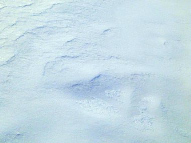 Beyaz mavi kar dokuyu kaplıyor. Kış manzarası karlı kristallerle kaplı. Şimdi kristal buzlar desenli. Mutlu Noeller..