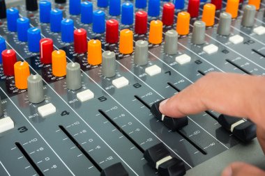 bir ses mikseri el