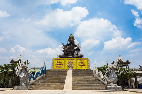 Giant Buddha sitting with blue sky background — Stock Photo, Image