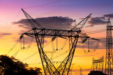 Foz adlı bir alt istasyonlar üzerinden çıkan elektrik hatları Iguazu, Parana devlet, Brezilya mı